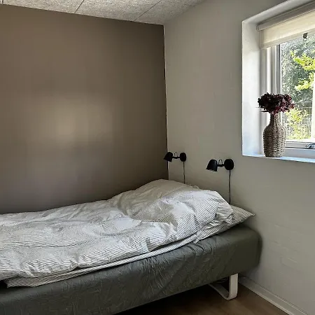 Nyrenoveret Med Skov, Park Naer Stranden *